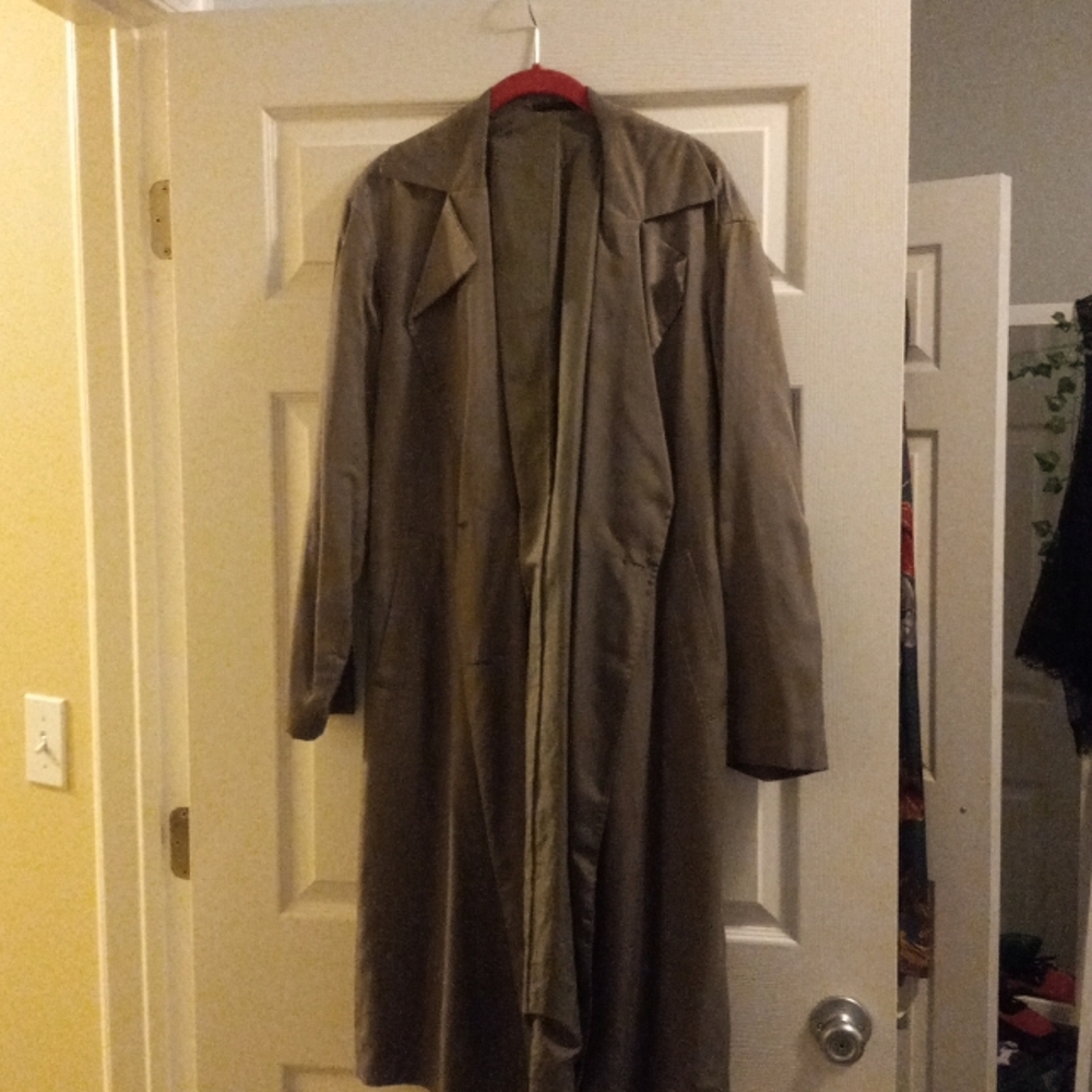 Size MEDIUM women's Uniqlo tan trench coat